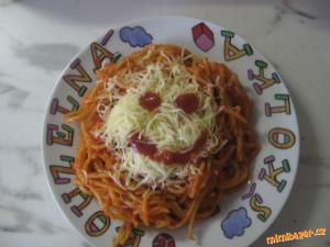 ŠPAGETY S OMÁČKOU A SÝREM