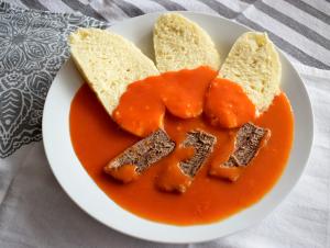 Rajská omáčka s masíčkem a knedlíkem